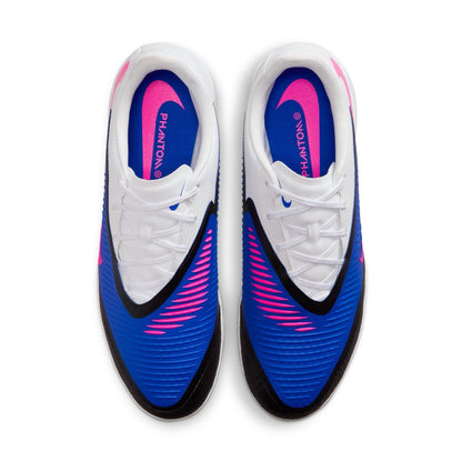 Low-cut Nike indoor soccer shoe with NikeSkin texture